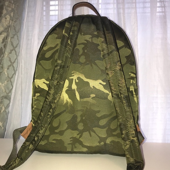 ❌ SOLD ❌ NWT Tommy Hilfiger Camo Backpack - Picture 2 of 8